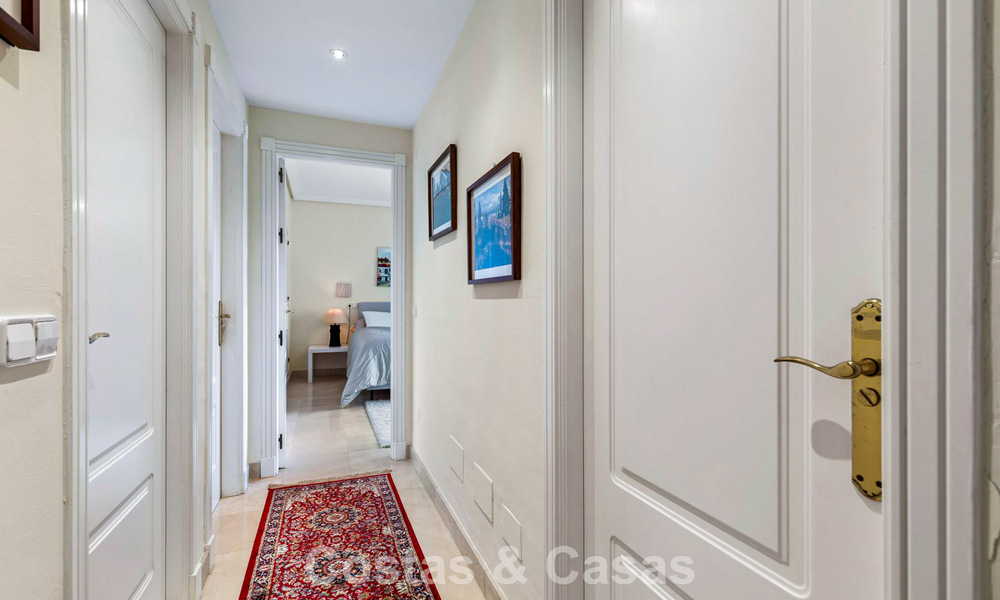 Appartement d'angle, prêt à emménager, à vendre dans un complexe de golf sur les hauteurs de Marbella - Benahavís 788260