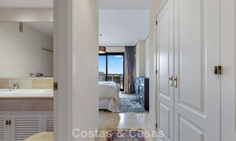 Appartement d'angle, prêt à emménager, à vendre dans un complexe de golf sur les hauteurs de Marbella - Benahavís 788261