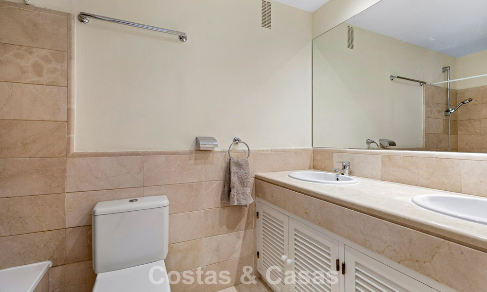 Appartement d'angle, prêt à emménager, à vendre dans un complexe de golf sur les hauteurs de Marbella - Benahavís 788263