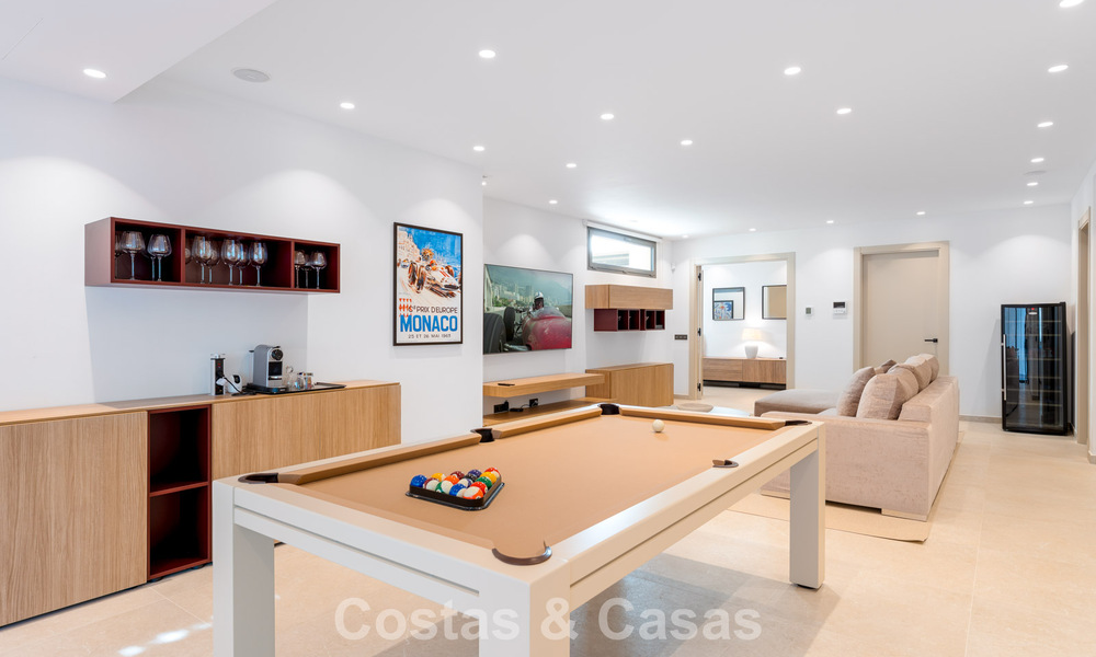 Villa de luxe élégamment rénovée à vendre dans un prestigieux quartier golfique de Nueva Andalucia, Marbella 788440