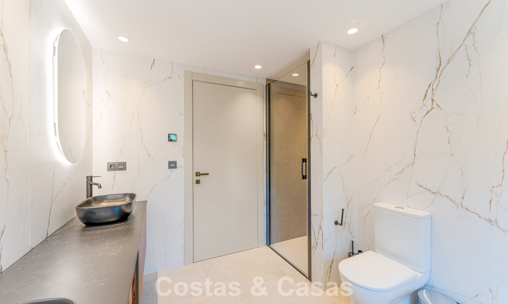 Villa de luxe élégamment rénovée à vendre dans un prestigieux quartier golfique de Nueva Andalucia, Marbella 788445