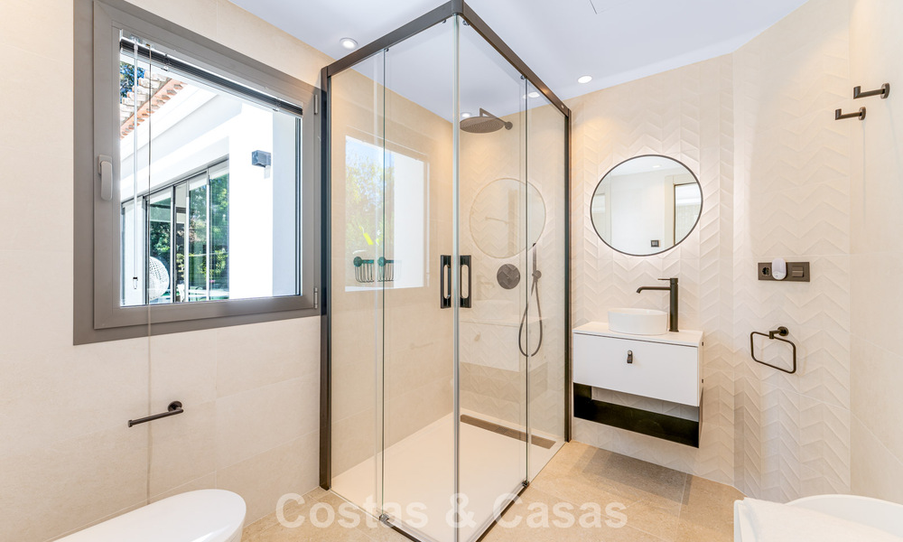 Villa de luxe élégamment rénovée à vendre dans un prestigieux quartier golfique de Nueva Andalucia, Marbella 788450