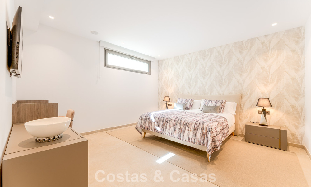 Villa de luxe élégamment rénovée à vendre dans un prestigieux quartier golfique de Nueva Andalucia, Marbella 788454