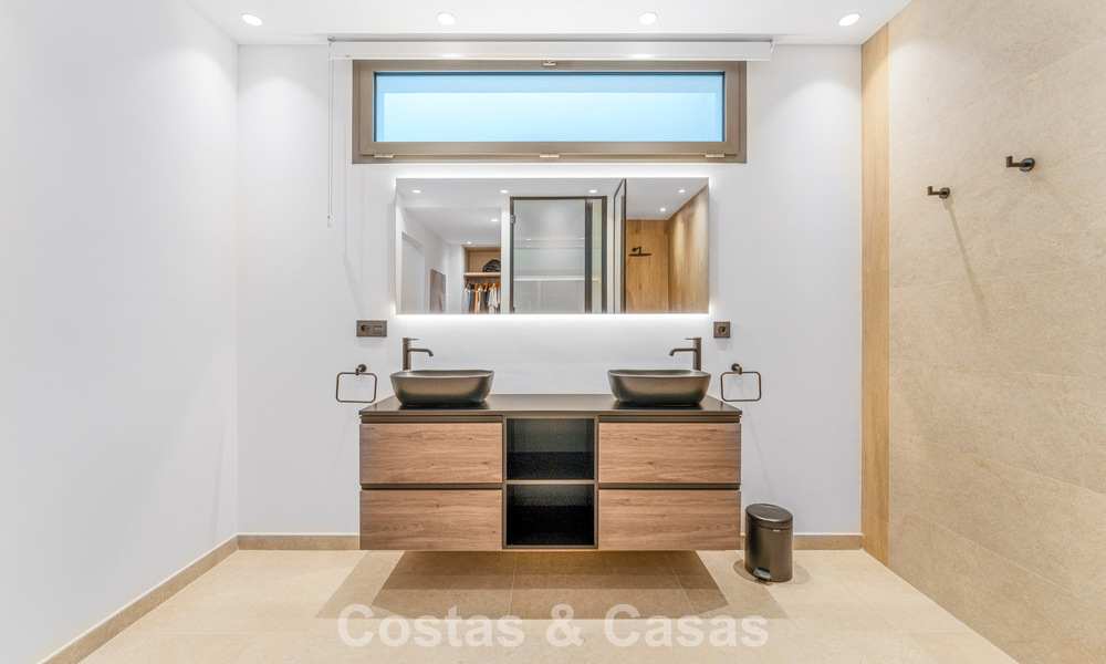 Villa de luxe élégamment rénovée à vendre dans un prestigieux quartier golfique de Nueva Andalucia, Marbella 788456