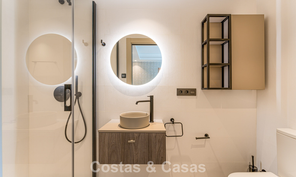 Villa de luxe élégamment rénovée à vendre dans un prestigieux quartier golfique de Nueva Andalucia, Marbella 788458