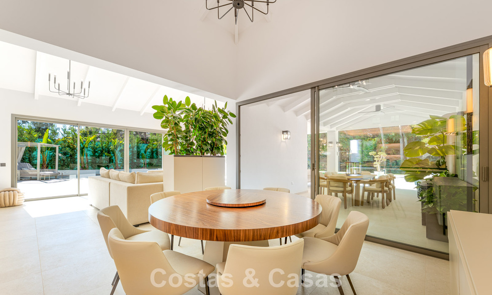 Villa de luxe élégamment rénovée à vendre dans un prestigieux quartier golfique de Nueva Andalucia, Marbella 788464