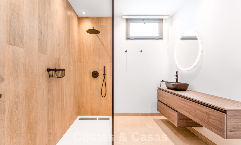 Villa de luxe élégamment rénovée à vendre dans un prestigieux quartier golfique de Nueva Andalucia, Marbella 788468