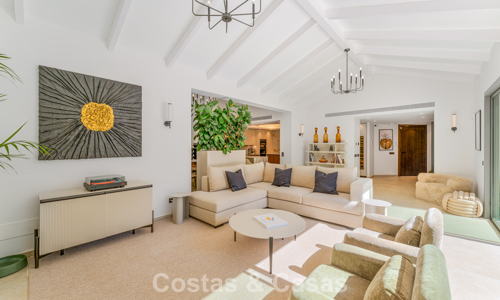 Villa de luxe élégamment rénovée à vendre dans un prestigieux quartier golfique de Nueva Andalucia, Marbella 788470