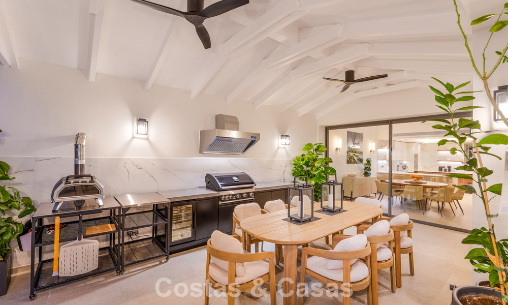 Villa de luxe élégamment rénovée à vendre dans un prestigieux quartier golfique de Nueva Andalucia, Marbella 788475
