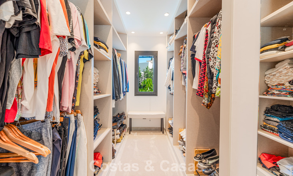 Villa de luxe élégamment rénovée à vendre dans un prestigieux quartier golfique de Nueva Andalucia, Marbella 788488