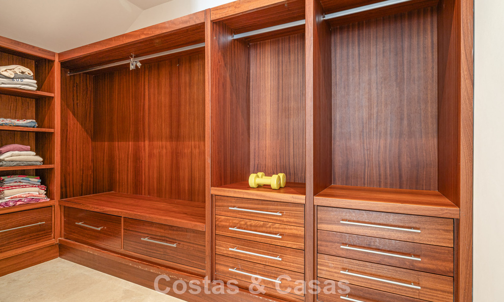 Villa espagnole moderne, prête à emménager, à vendre, entourée de parcours de golf de renom sur la Costa del Sol 788307