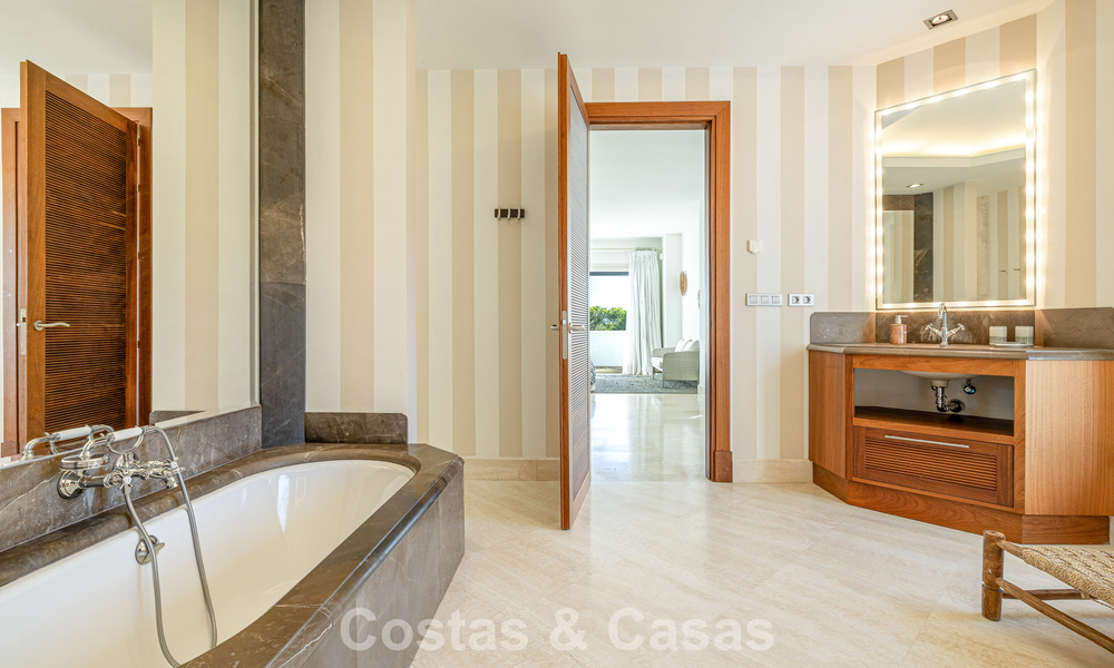 Villa espagnole moderne, prête à emménager, à vendre, entourée de parcours de golf de renom sur la Costa del Sol 788319