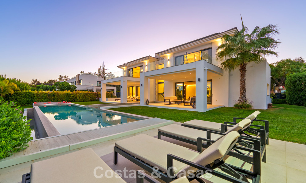 Villa exclusive avec vue mer à vendre dans une urbanisation sécurisée à La Quinta, Marbella - Benahavis 788537