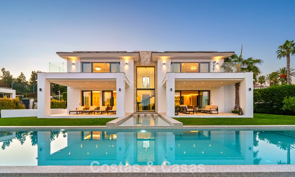 Villa exclusive avec vue mer à vendre dans une urbanisation sécurisée à La Quinta, Marbella - Benahavis 788590