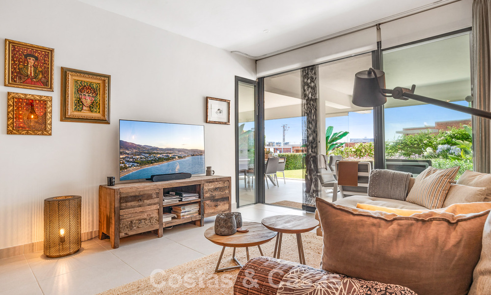 Appartement moderne avec jardin privatif et vue mer partielle à vendre à Estepona 789781