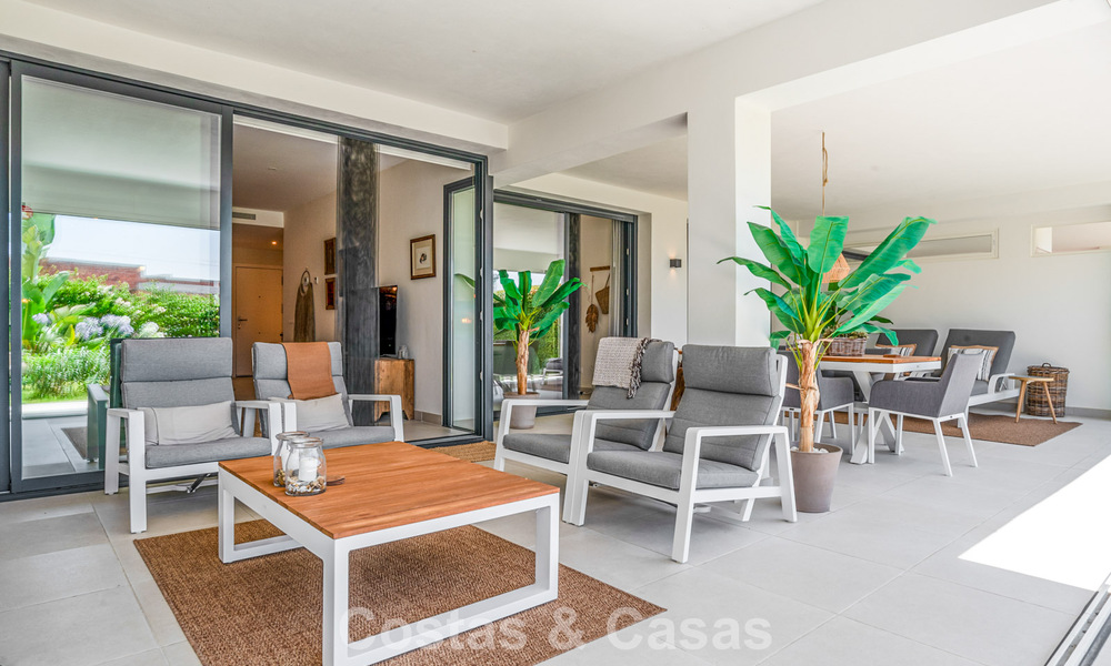 Appartement moderne avec jardin privatif et vue mer partielle à vendre à Estepona 789790
