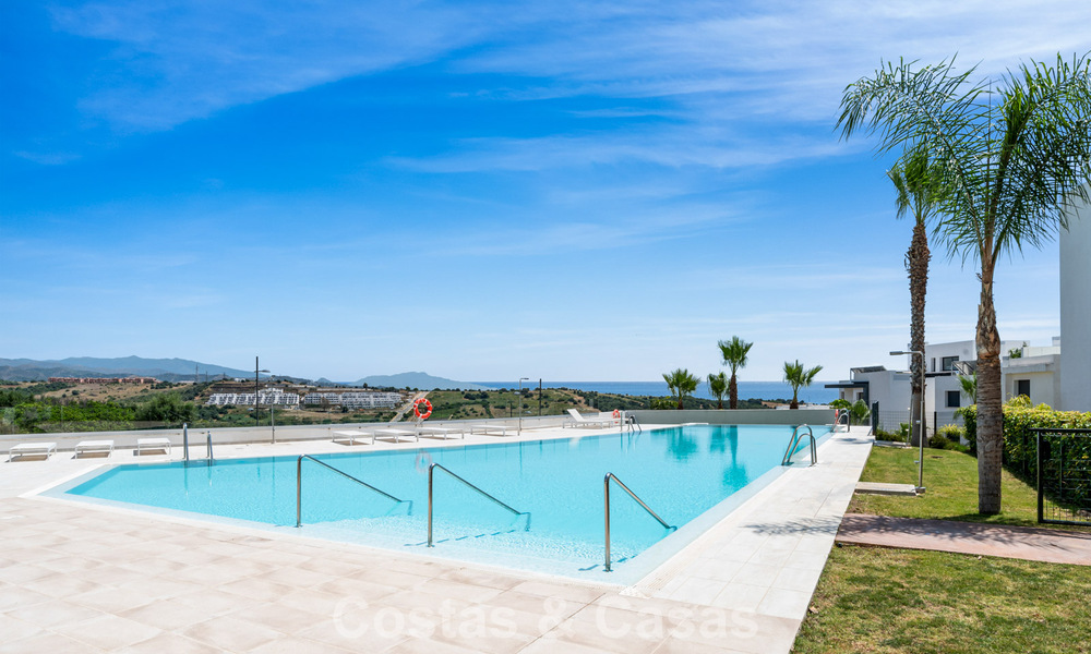 Appartement moderne avec jardin privatif et vue mer partielle à vendre à Estepona 789793