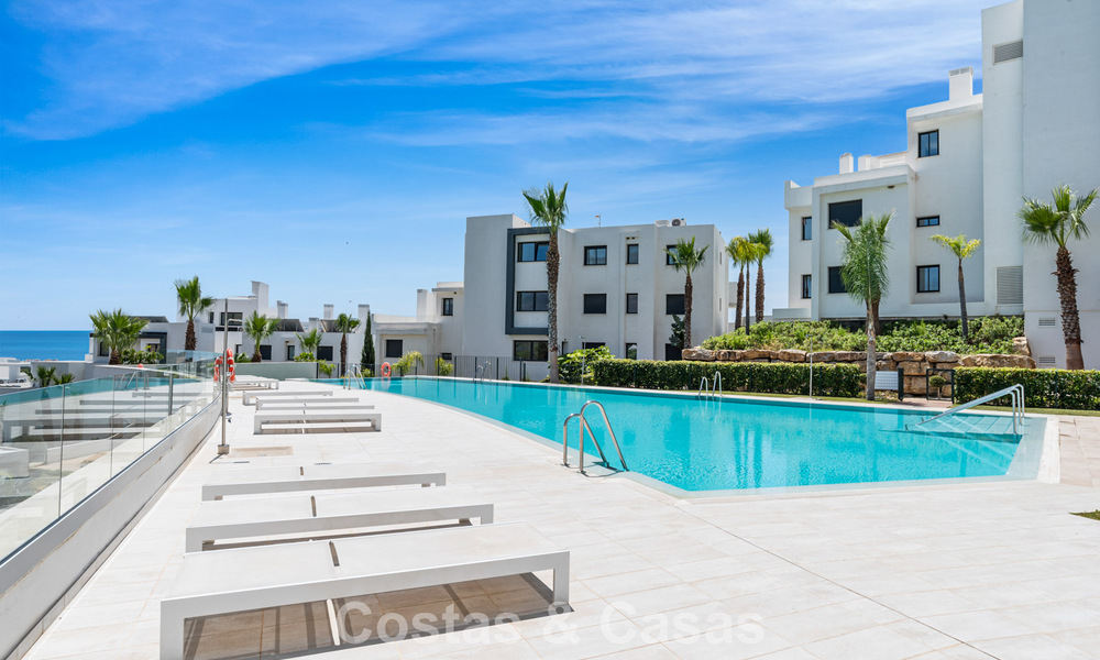 Appartement moderne avec jardin privatif et vue mer partielle à vendre à Estepona 789799