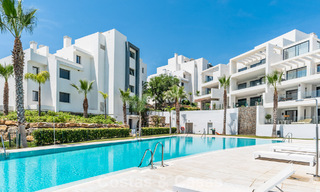 Appartement moderne avec jardin privatif et vue mer partielle à vendre à Estepona 789800 