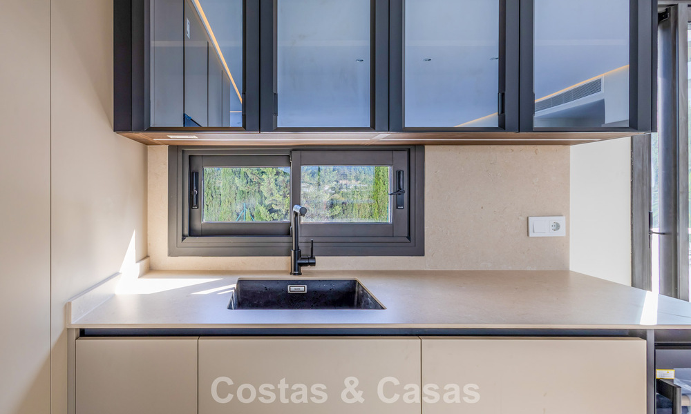 Appartement de standing entièrement rénové à vendre à deux pas de toutes les commodités à Nueva Andalucia, Marbella 789712