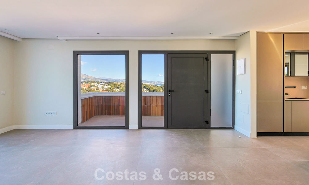 Luxueux penthouse avec vue sur la montagne et la mer à vendre dans une résidence sécurisée à Nueva Andalucia, Marbella 789741