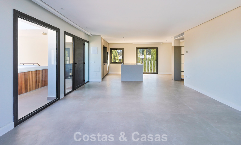 Luxueux penthouse avec vue sur la montagne et la mer à vendre dans une résidence sécurisée à Nueva Andalucia, Marbella 789743