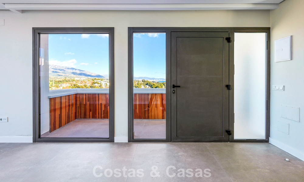 Luxueux penthouse avec vue sur la montagne et la mer à vendre dans une résidence sécurisée à Nueva Andalucia, Marbella 789744
