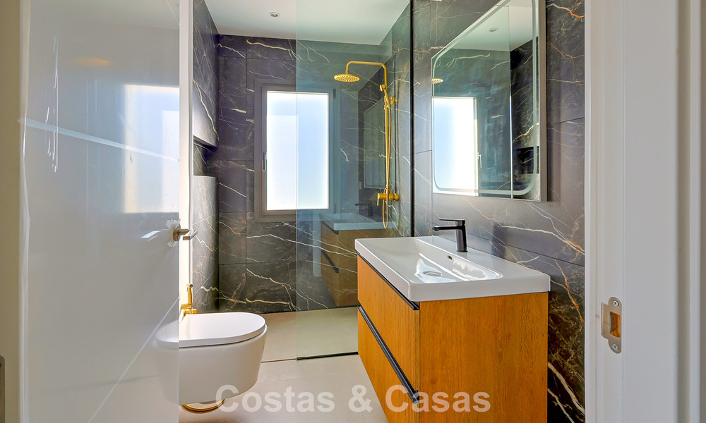 Luxueux penthouse avec vue sur la montagne et la mer à vendre dans une résidence sécurisée à Nueva Andalucia, Marbella 789745