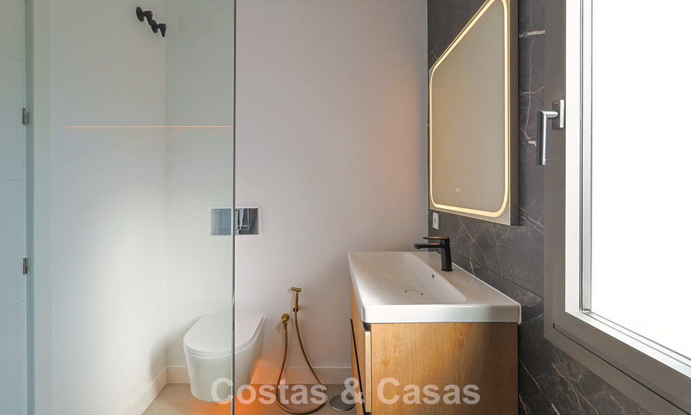 Luxueux penthouse avec vue sur la montagne et la mer à vendre dans une résidence sécurisée à Nueva Andalucia, Marbella 789747