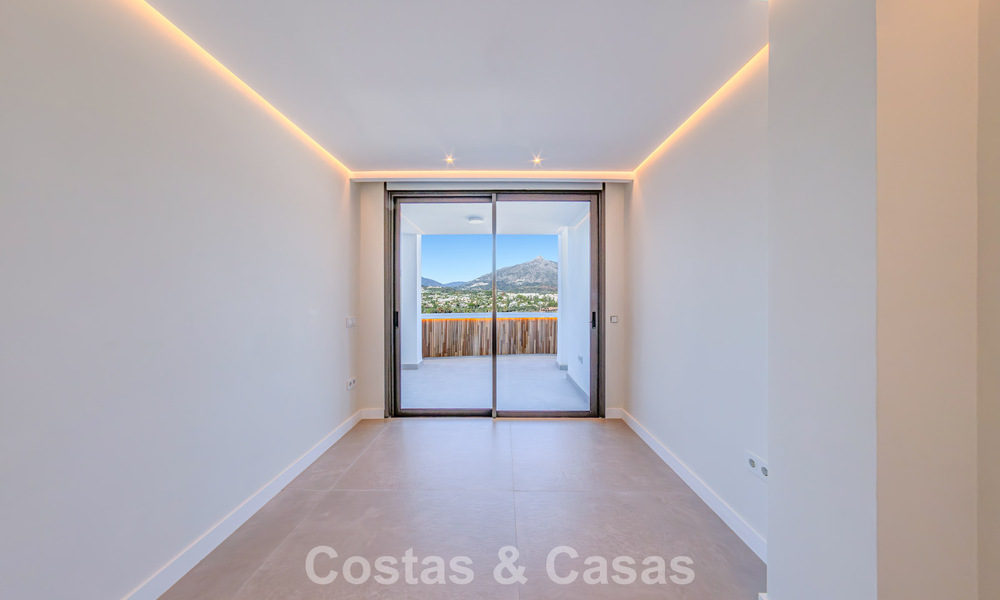 Luxueux penthouse avec vue sur la montagne et la mer à vendre dans une résidence sécurisée à Nueva Andalucia, Marbella 789749