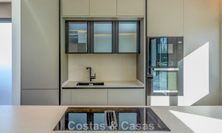 Luxueux penthouse avec vue sur la montagne et la mer à vendre dans une résidence sécurisée à Nueva Andalucia, Marbella 789754 