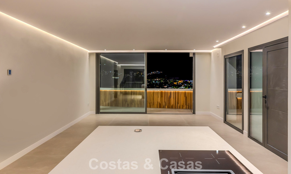 Luxueux penthouse avec vue sur la montagne et la mer à vendre dans une résidence sécurisée à Nueva Andalucia, Marbella 789756