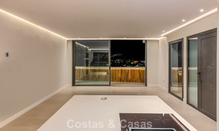Luxueux penthouse avec vue sur la montagne et la mer à vendre dans une résidence sécurisée à Nueva Andalucia, Marbella 789756 