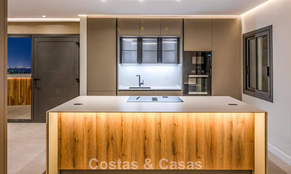 Luxueux penthouse avec vue sur la montagne et la mer à vendre dans une résidence sécurisée à Nueva Andalucia, Marbella 789757