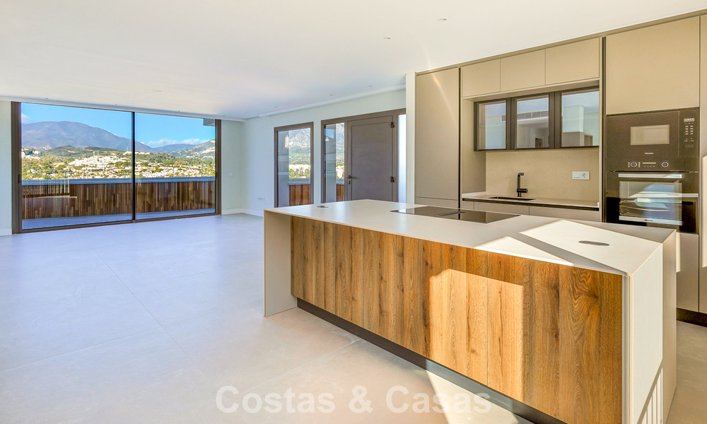 Luxueux penthouse avec vue sur la montagne et la mer à vendre dans une résidence sécurisée à Nueva Andalucia, Marbella 789759