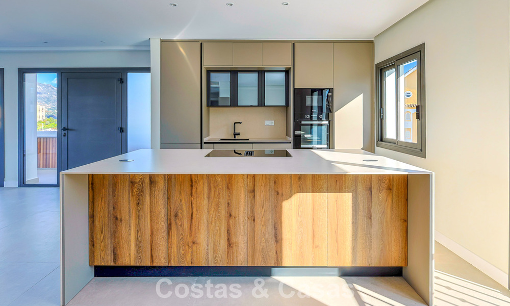 Luxueux penthouse avec vue sur la montagne et la mer à vendre dans une résidence sécurisée à Nueva Andalucia, Marbella 789760