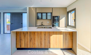 Luxueux penthouse avec vue sur la montagne et la mer à vendre dans une résidence sécurisée à Nueva Andalucia, Marbella 789760 