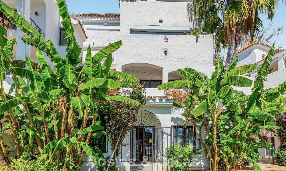 Appartement de luxe rénové à vendre à deux pas de la plage et du centre de Puerto Banús, Marbella 789024