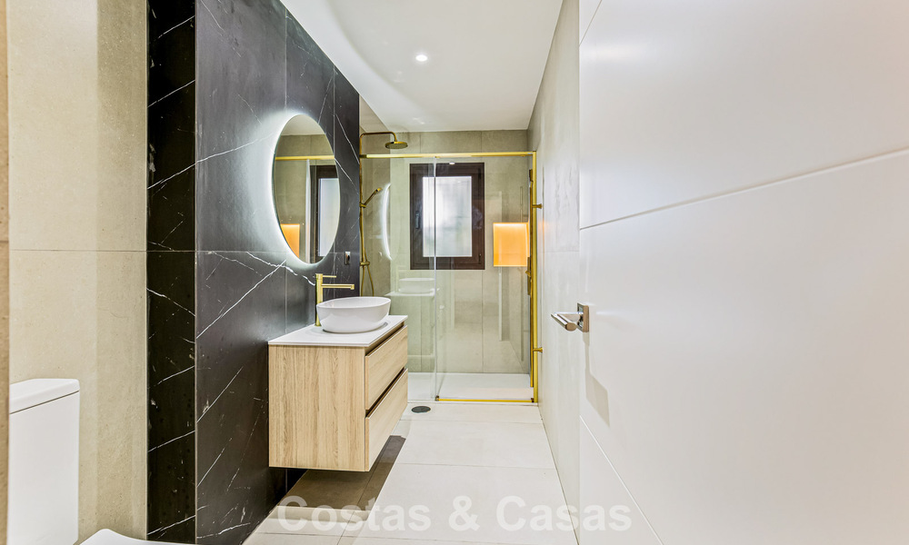 Appartement de luxe rénové à vendre à deux pas de la plage et du centre de Puerto Banús, Marbella 789030