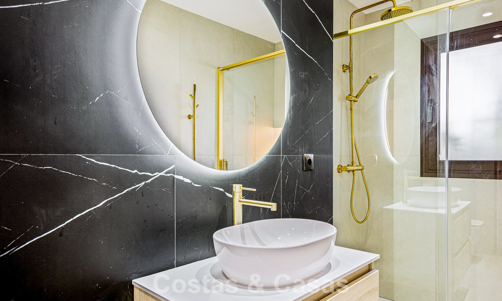 Appartement de luxe rénové à vendre à deux pas de la plage et du centre de Puerto Banús, Marbella 789031