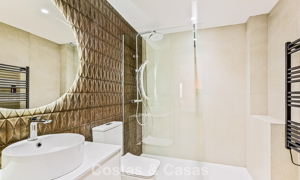 Appartement de luxe rénové à vendre à deux pas de la plage et du centre de Puerto Banús, Marbella 789032
