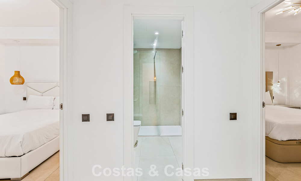 Appartement de luxe rénové à vendre à deux pas de la plage et du centre de Puerto Banús, Marbella 789033