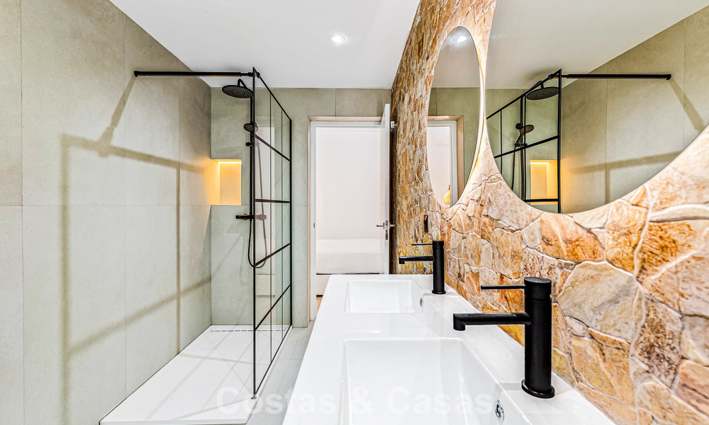 Appartement de luxe rénové à vendre à deux pas de la plage et du centre de Puerto Banús, Marbella 789036