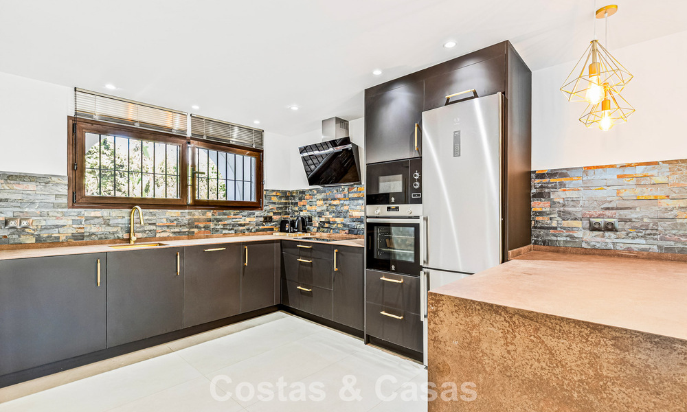 Appartement de luxe rénové à vendre à deux pas de la plage et du centre de Puerto Banús, Marbella 789037