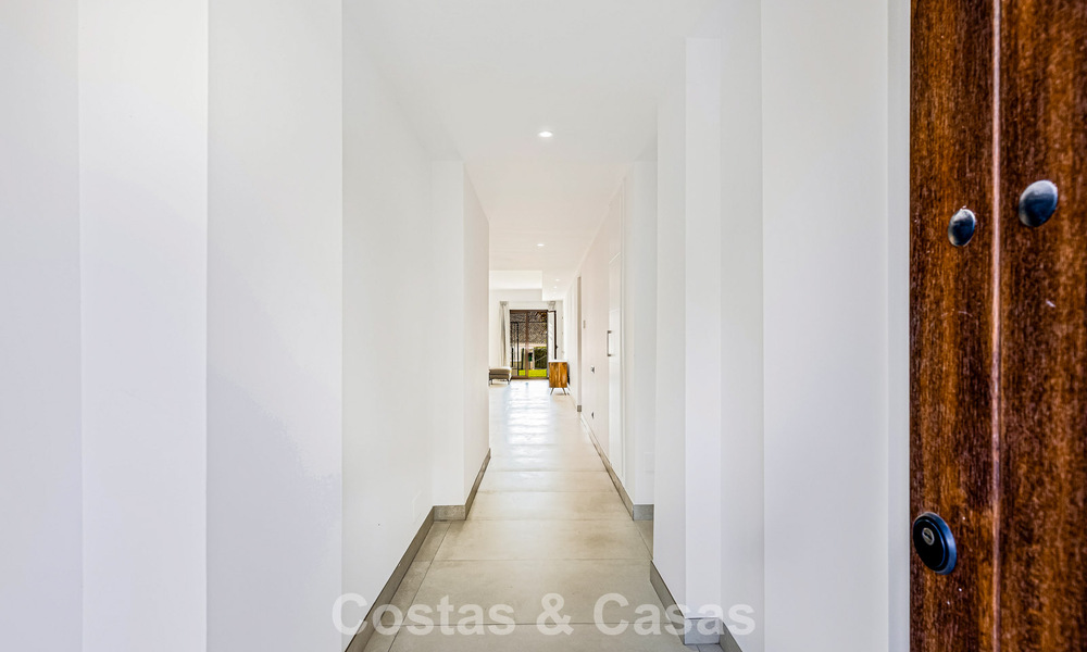 Appartement de luxe rénové à vendre à deux pas de la plage et du centre de Puerto Banús, Marbella 789038