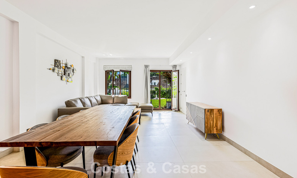 Appartement de luxe rénové à vendre à deux pas de la plage et du centre de Puerto Banús, Marbella 789040