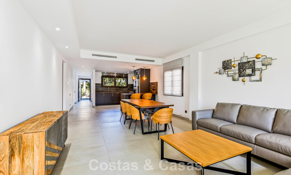 Appartement de luxe rénové à vendre à deux pas de la plage et du centre de Puerto Banús, Marbella 789042