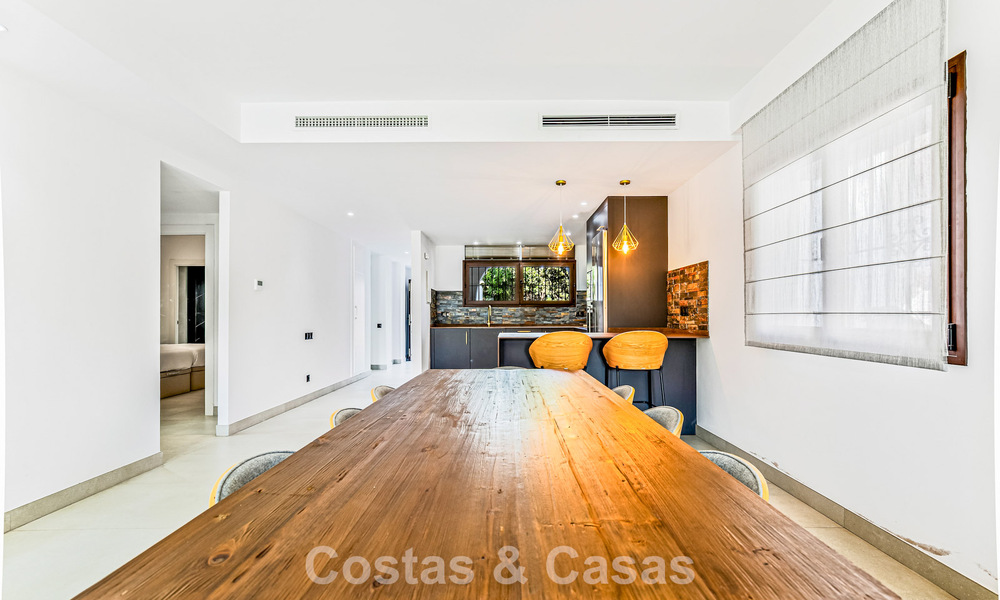 Appartement de luxe rénové à vendre à deux pas de la plage et du centre de Puerto Banús, Marbella 789044