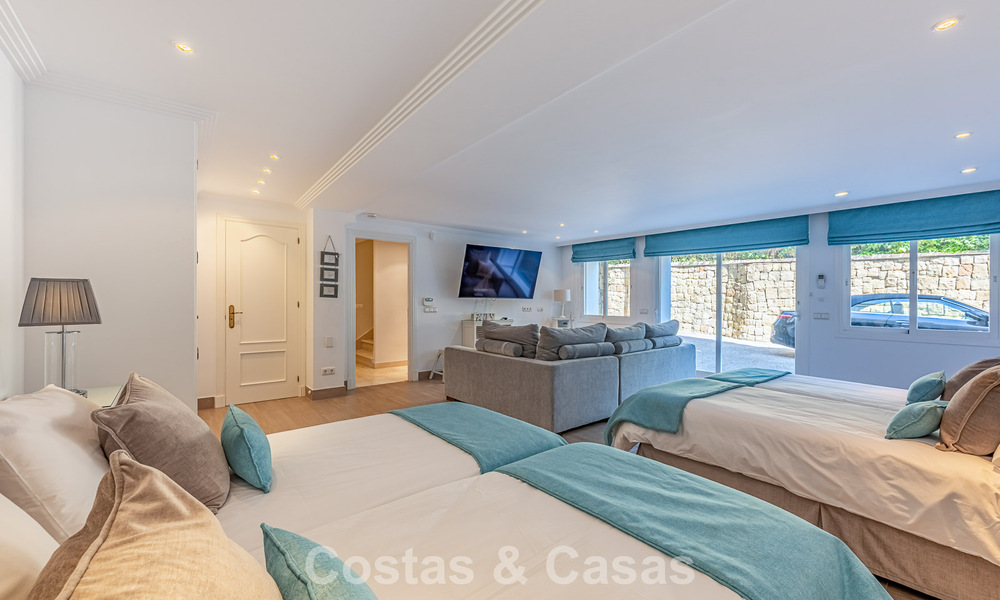 Villa de style espagnol à vendre en bordure d’un parcours de golf, dans résidence sécurisée de La Quinta, Marbella - Benahavís 789241