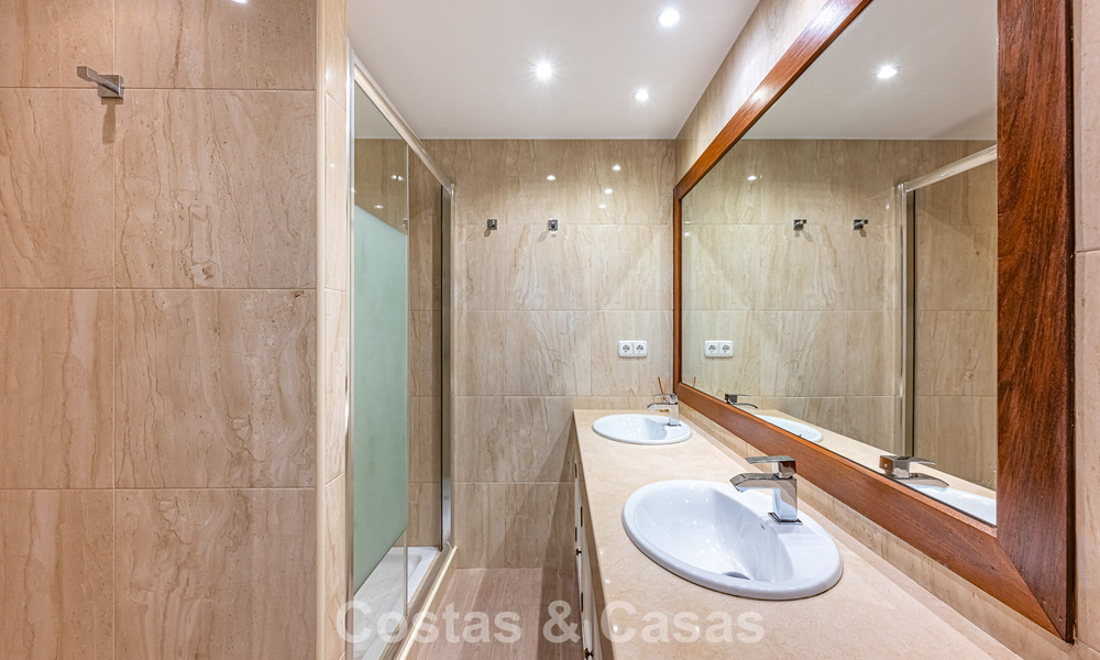 Villa de style espagnol à vendre en bordure d’un parcours de golf, dans résidence sécurisée de La Quinta, Marbella - Benahavís 789243